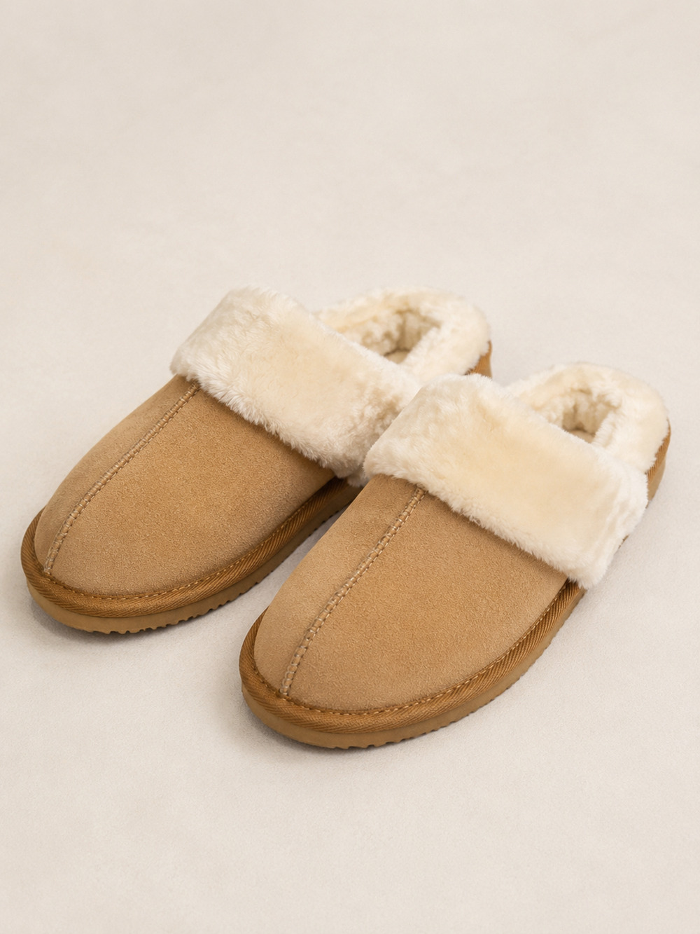 Minnetonka Chesney Women's 6M Tan Suede Faux Fur Lined Scuff Slippers